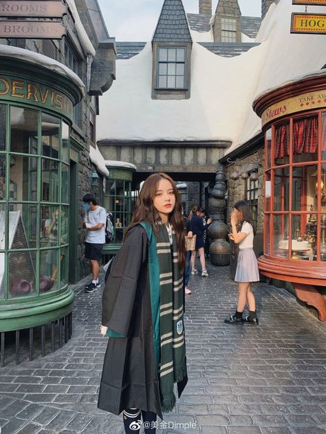 Universal Studios Harry Potter Outfit, Beijing Outfit, Harry Potter Japan, Harry Potter Outfit, Harry Potter Uniform, Universal Studios Orlando Trip, Slytherin Clothes, Harry Potter Travel, Universal Studios Outfit