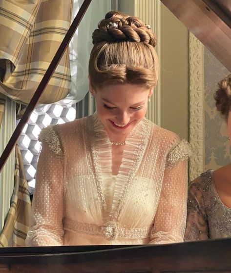 bridgerton bts ♡ Francesca Bridgerton Wedding Dress, Francesca Bridgerton Dress, Hannah Dodd Aesthetic, Bridgerton Bts, Bridgerton Hair, Francesca Bridgerton, Hannah Dodd, Historical Aesthetic, Elain Archeron