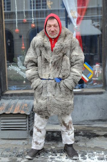 Homeless man, Slavik from Lviv, Ukraine, models fashion on the town's street Homeless Clothes, 1950s Jacket Mens, Cargo Jacket Mens, Khaki Parka, Green Cargo Jacket, Jackets Men Fashion, Street Fashion Photography, Outdoor Jacket, Fall Jackets