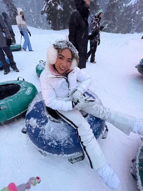 Cute Snow Tubing Outfits, Snowtubing Outfit, Tubing Outfit Snow, Snow Tubing Aesthetic, Snow Tubing Outfit For Women, Snow Tubing Outfit, Tubing Outfit, Tubing Outfits, Sledding Outfit