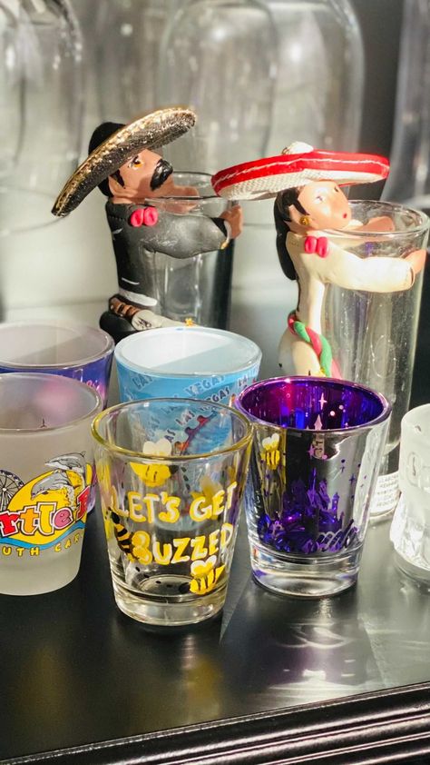 thelosthobbies on Instagram: Easy DIY shot glass painting 🎨🐝 ॰ ॰ ॰ ॰ ॰ Design inspired by @brushstrokeboutique #diy #diytutorial #easydiy #quickdiy #quickdiyprojects… Shot Glasses Painting, Painting Shot Glasses, Painted Shot Glasses Diy, Shot Glass Painting Ideas, Shot Glass Painting, Shot Glass Ideas, Painted Shot Glasses, Bf Bday, Shot Glasses Diy