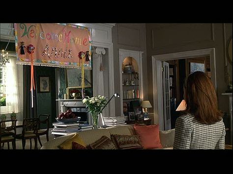 Luxurious Bed and Linens in Suite of London Townhouse of Elizabeth James in Film, The Parent Trap Parent Trap Movie, Trapped Movie, Nancy Meyers Movies, 90s Interior, The Parent Trap, London Townhouse, Parent Trap, Nancy Meyers, London House