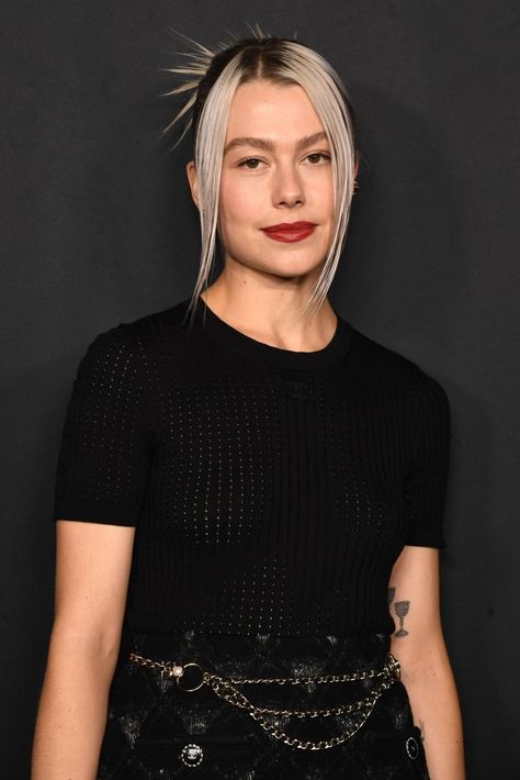 Phoebe Bridgers Hair, Rock And Roll Hair, Roll Hair, Phoebe Bridgers, Platinum Hair, Bright Blonde, Famous Girls, Hair Looks, Madonna