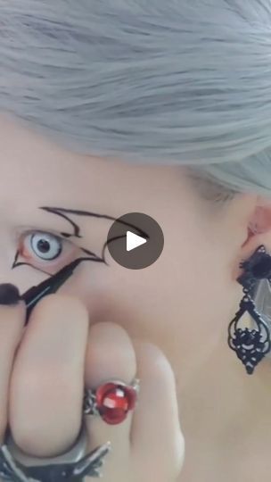 Bat Wing Eyeliner Halloween, Halloween Bat Face Paint, Bat Wings Eyeliner, Bat Eyeliner Halloween, Bat Eyeliner Tutorial, Bat Face Makeup, Bat Girl Makeup, Cobweb Eyeliner, Bat Eye Makeup