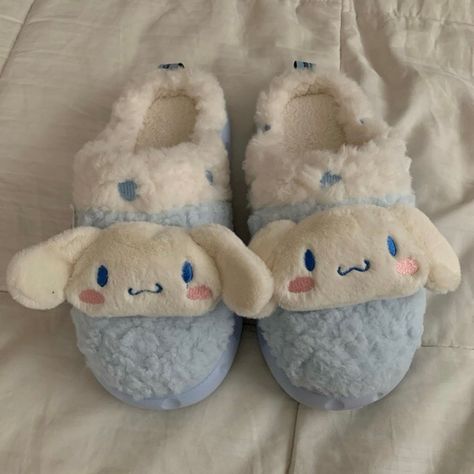 Cinnamoroll Fluffy Slippers (Sanrio Licensed) Size: Says 38-39 Which Is Basically An 8. I’m An 8 But It’s A Very Tight Fit So I Think Size 7 Is Best. New, Never Worn. Only Tried On. Very Cute And Comfortable. Sinamon Roll, Cinnamoroll Slippers, Cinnamoroll Collection, Cinnamoroll Merch, Cinnamoroll Items, Simply Misha, Sanrio Slippers, Cinnamoroll Stuff, Sanrio Room Decor