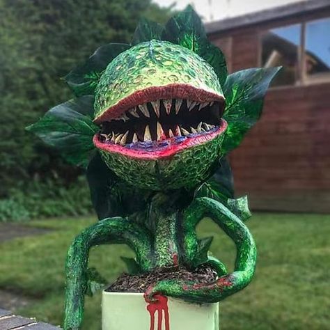 Little Shop Of Horrors Plant, Piranha Plant, Patio Art, Cheap Halloween Decorations, Resin Ornaments, 2024 Ideas, Little Shop Of Horrors, Saint Lucia, Art Halloween