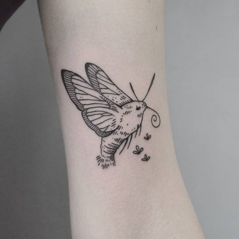 Hawkmoth Tattoo, Moth Flying Tattoo, Hummingbird Hawk Moth Tattoo, Moth Finger Tattoo, Hawk Moth Tattoo, Hummingbird Moth Tattoo, Seal Tattoo, Art Inspired Tattoos, Hawk Moth