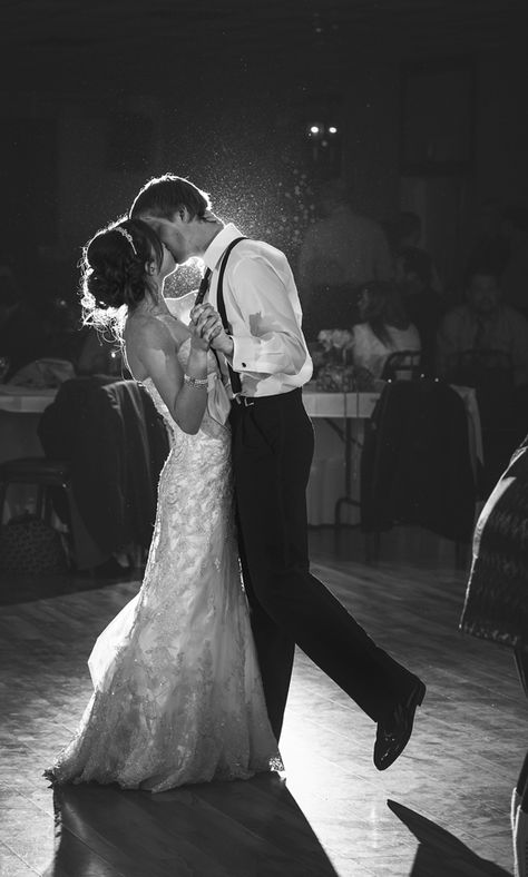 Wedding Foto Ideas Creative, First Dance Picture, First Dance Poses, Wedding Dance Floor Photography, Private Last Dance Wedding Photo, Wedding Photography First Dance, Wedding Reception Photoshoot, Wedding Photography Dancing, Wedding Reception Photography Ideas