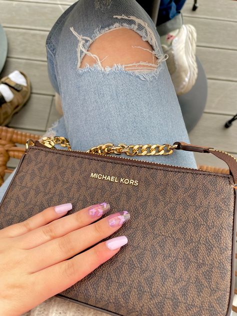 Micheal Kors Aesthetics, Michael Kors Bag Outfit, Black Bag Outfit, Mk Bags, Michael Kors Purse, Fancy Bags, Purses Michael Kors, White Bag, Michael Kors Bag