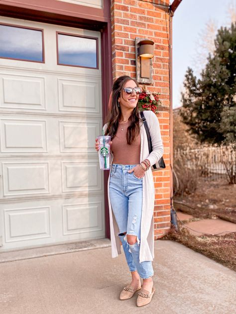 Mules Jeans Outfit, Mom Jeans And Mules Outfit, Tan Mules Outfit Work, Ivory Mules Outfit, Casual Outfits With Mules, Tan Mules Outfit Casual, Mule Slides Outfit, Mule Outfits Women Fall, Cream Mules Outfit