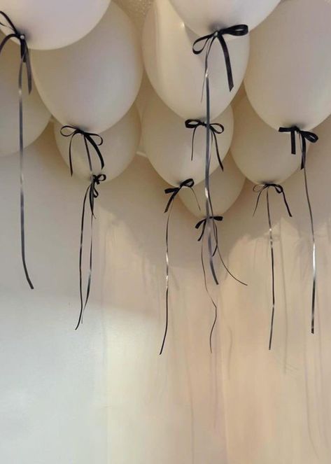 Nude Balloons Decoration, Bachelorette Balloon Ideas, White Balloons With Black Ribbon, Last 20's Birthday, Black And White Aesthetic Birthday, Birthday Decor Black And White, Black And White Birthday Decor, Apartment Birthday Party, 20 Birthday Decorations