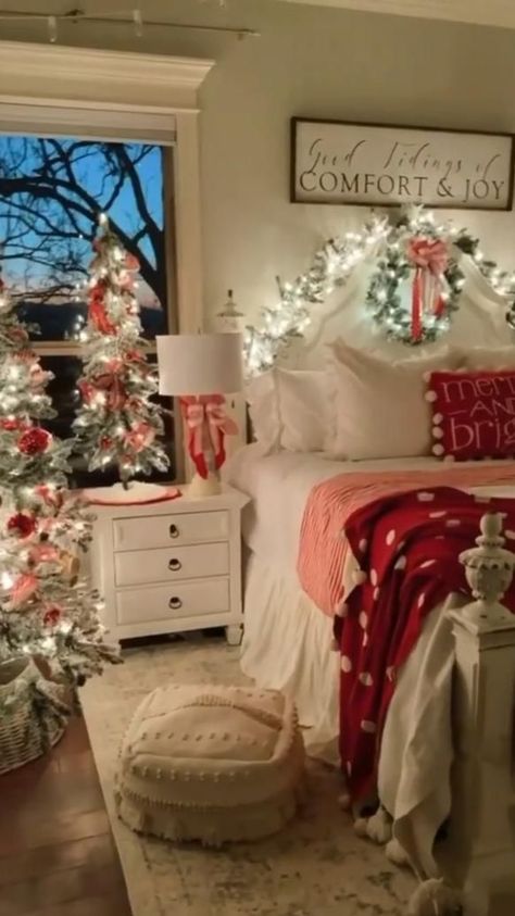 Winter Decorations Bedroom, Chirtmas Rooms Decor, Modern Christmas Bedroom Decor, Fall Winter Bedroom Ideas, Warm Christmas Bedroom, Christmas Teen Bedroom, Winter Themed Room, Room Inspo Christmas, Christmas Room Ideas Aesthetic