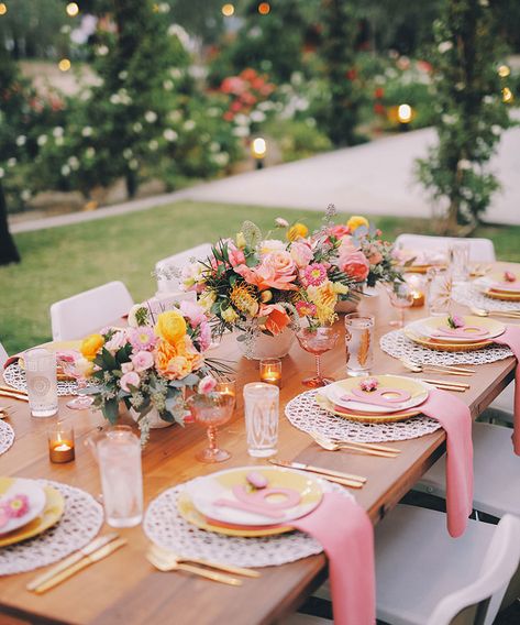 Outdoor Dinner Party Table, Dinner Party Table Settings, Outdoor Brunch, Spring Wedding Color Palette, Tropical Wedding Inspiration, Brunch Decor, Outdoor Dinner Parties, Brunch Table, Dinner Party Table