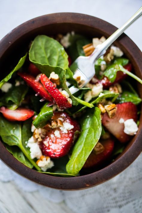 Paleo, Low Carb & Keto Strawberry Spinach Salad 🍓 #keto #lowcarb #paleo #whole30 #strawberries #salad #healthyrecipes #ketodiet Spinach Salad Keto, Keto Spinach Salad, Strawberries Salad, Keto Spinach, Strawberry Spinach Salad, Salad Keto, Spinach Salad Recipes, Low Carbohydrate Recipes, Paleo Salads