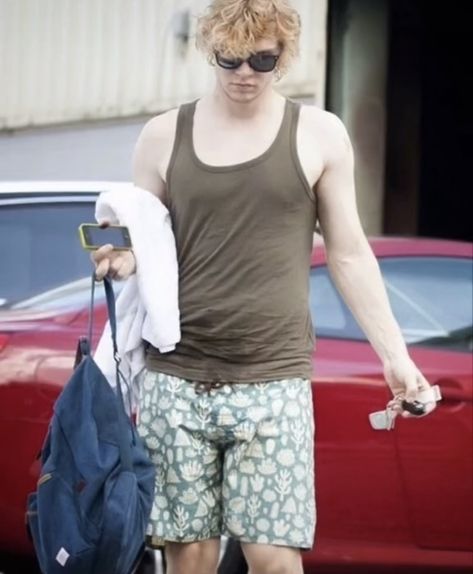 Evan Peters Paparazzi, Evan Thomas, Chris Martin, Kind Person, Evan Peters, Horror Story, Best Tv Shows, American Horror, Cutie Patootie