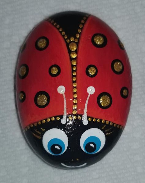 Lady Bug Painted Rocks, Ladybug Rocks, Garden Rock Art, Rock Painting Tutorial, Diy Rock Art, Mandala Painted Rocks, Painted Rock Animals, Mandala Rock Art, Stone Art Painting