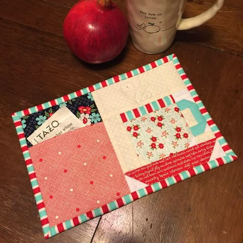 Mug Rug Pattern, Christmas Mug Rugs, Quilted Items, Mug Rug Patterns, Basic Quilt, Rug Patterns, The Quilt Show, Holiday Mug, Mug Cozy