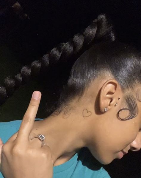 Heart On Neck Tattoo, Heart Neck Tattoo, Behind Ear Tats, Ear Tats, Pretty Hand Tattoos, Y2k Girls, Neck Tattoos Women, Neck Tattoos, Tattoos Women