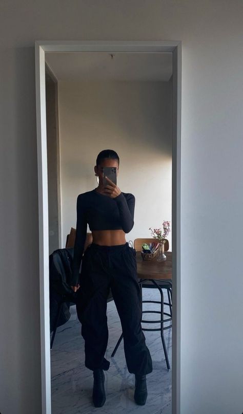 Sporty All Black Outfit, Cargo And Heels Outfit, Black Techno Outfit, Cargos And Heels Outfit, Sweatpants And Heels Outfits, Techno Aesthetic Outfit, Spring Training Outfits, Outfit Techno, Outfit Total Black