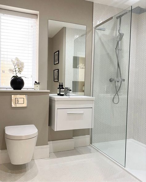 White Ensuite Bathroom Ideas, Small Ensuite Bathroom Ideas, White Ensuite, Small Ensuite Bathroom, Ensuite Ideas, Small Ensuite, Uk House, Suite Ideas, En Suite Shower Room