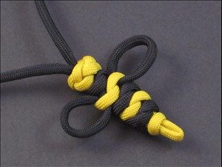 Paracord Bumble Bee Bumblebee Necklace, Paracord Projects Diy, Paracord Necklace, Paracord Bracelet Tutorial, Paracord Ideas, Cords Crafts, Bumble Bee Necklace, Soft Things, Paracord Diy