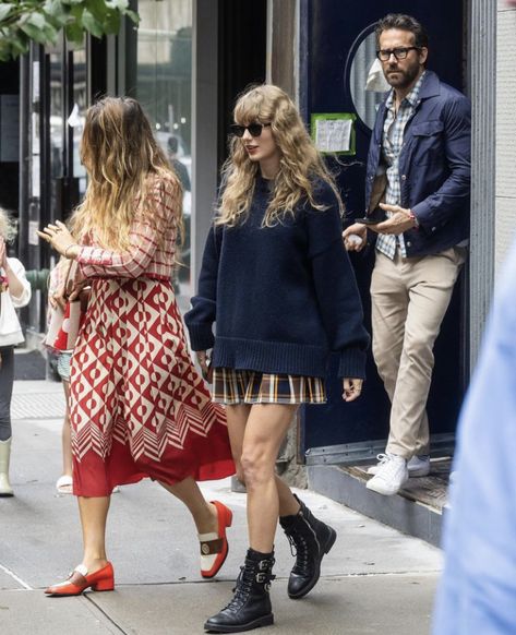 Blake Lively And Ryan Reynolds, Taylor Swift Street Style, American Icons, Ryan Reynolds, Profile Pic, Blake Lively, Girls Dream, Taylor Alison Swift, Music Industry