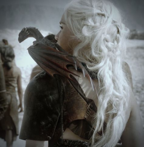 Game Of Thrones Profile Picture, Game Of Thrones Pfp, Targaryen Blonde, Game Of Thrones Icons, Luminous Aesthetic, Daenerys Targaryen Dragons, Daenerys Targaryen Aesthetic, Pjo Oc, Daenerys Targaryen Icons