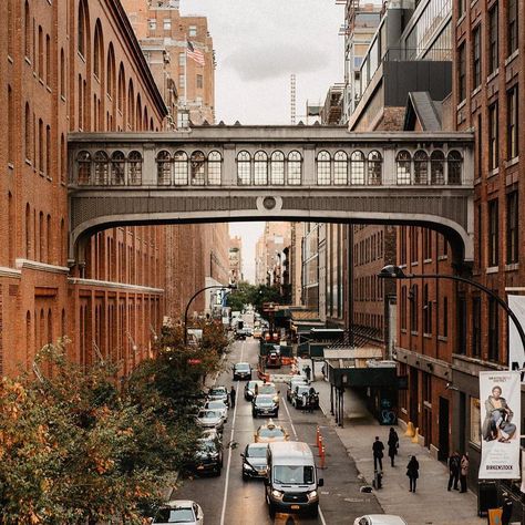 The Chelsea Market skybridge crosses above 15th Street near Tenth Avenue in Manhattan. It was built in 1930 to connect the Nabisco factory… Chelsea Nyc, Chelsea New York, New York City Manhattan, Chelsea Market, Nyc Aesthetic, Nyc Design, Quotes Celebrities, Nyc Photography, Education Architecture