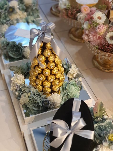 Hantaran Chocolate Ideas, Ferrero Rocher Tower Diy, Ferrero Rocher Tower, Wedding Taals, Ferrero Rocher Gift Ideas, Dulang Hantaran Ideas, Ferrero Rocher Gift, Baat Pakki, Gubahan Hantaran