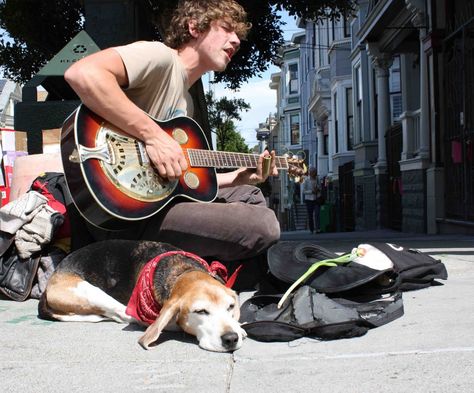 Street musician Street Performer Aesthetic, Busking Street, Musicians Photography, Sing Street, Street Performer, Street Musicians, Folk Musician, Street Music, Scene Aesthetic