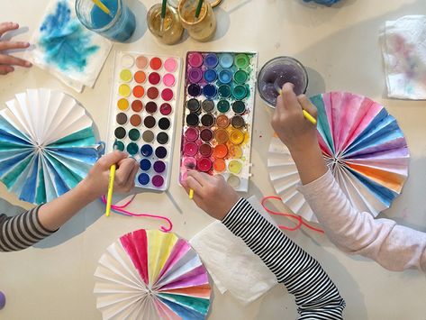 Kids paint homemade paper pinwheels at a birthday party. Arts And Crafts Birthday Party, Crafts Birthday Party, Sculpture Collage, Art Supplies List, Crafts Birthday, Birthday Party Ideas For Kids, Play Activity, Learning At Home, Imaginary Play