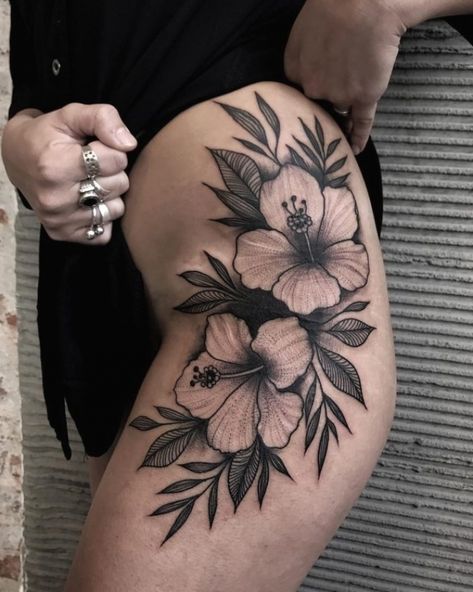 75+ Best Hibiscus Flower Tattoo Meaning & Designs - Art of ... #flowertattoo #tattoos #womentattoos Flower Hip Tattoos, Wildflowers Tattoo, Rosen Tattoo Frau, Hawaiian Flower Tattoos, Delicate Flower Tattoo, Plumeria Tattoo, Hibiscus Flower Tattoos, Realistic Flower Tattoo, 16 Tattoo