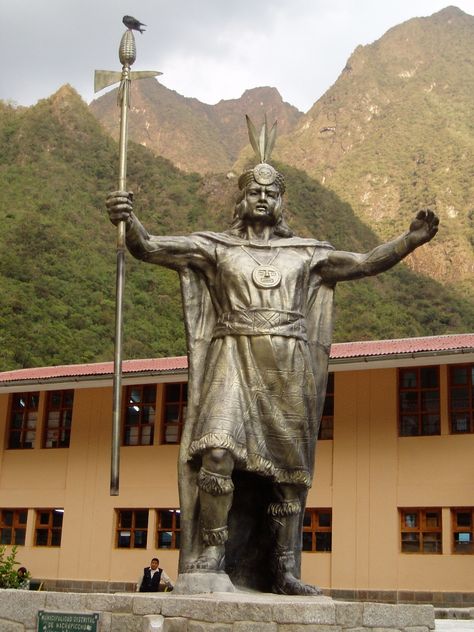 Monumento al Inca Pachacutec en Aguas Calientes. Perú. Incan Empire, Ancient America, Machu Picchu, Travel Journal, Peru, Amsterdam, Greek Statue, Lion Sculpture, Statue