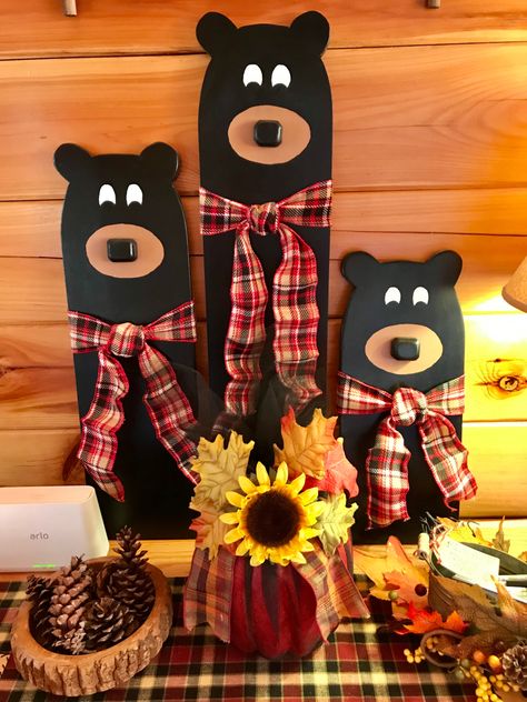 Black Bear Wood Crafts, Wood Bear Crafts, Black Bear Christmas Decor, Woodland Critter Christmas, Wooden Bears, Rustic Christmas Crafts, Lodge Bedding, Wood Yard Art, Scrap Wood Crafts