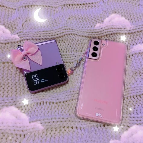 Samsung Pink Phone, Flip Phone Aesthetic, Samsung Pink, Korean Phone Cases, Apple Watch Hacks, Samsung Gadgets, Samsung Z Flip, Capas Samsung, Retro Phone Case