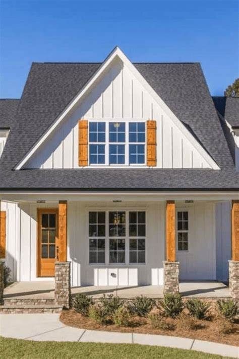 White House Exterior Colors, White House Exterior, White Exterior Paint Colors, White Farmhouse Exterior, White Exterior Paint, White Exterior Houses, Barn Houses, Farmhouse Designs, House Exterior Colors