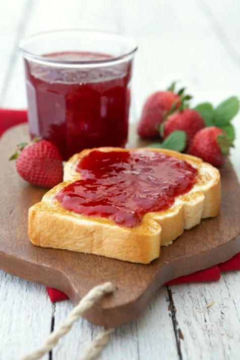 How to Make Your Own Old-Fashioned Strawberry Preserves Selai Strawberry, Bread With Jam, Easy Strawberry Jam, Strawberry Jam Recipe, Strawberry Preserves, Berries Recipes, Easy Strawberry, Pumpkin Cake, Jams & Jellies