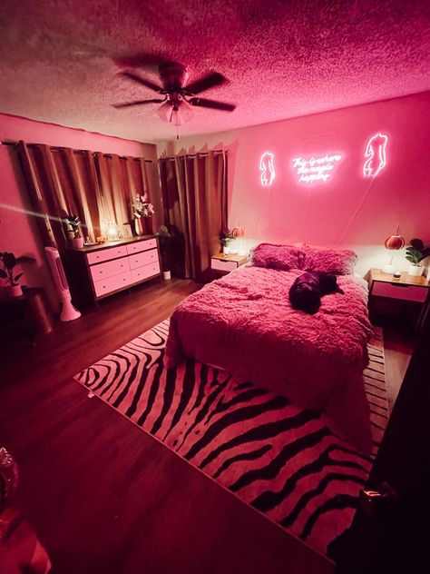 Y2k Mcbling Bedroom, Pink Y2k Room Aesthetic, 200s Bedroom, Mcbling Room Decor, Mcbling Room Aesthetic, Bedrooms Ideas For Small Rooms, Bedroom Idea Decor, Y2k Pink Room, Bedroom Ideas For Apartments