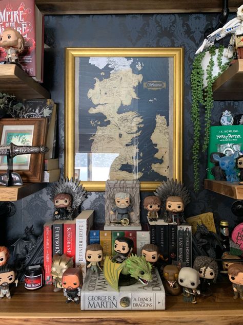 Game Of Thrones Bookshelf, Lotr Office, Funko Pop Collection Room, Sick Mood, Game Of Thrones Funko Pop, Funko Pop Display Ideas, Game Of Thrones Collection, Game Of Thrones Figures, Bookshelf Aesthetic