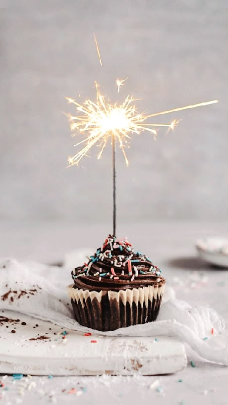 Muchas felicidades!!! Christmas Food Photography, Cupcake Photography, Cute Birthday Wishes, Cake Mini, Birthday Greetings Friend, Happy Birthday Wishes Cake, Happy Birthday Cupcakes, Happy Birthday Cake Images, Happy Birthday Greetings Friends