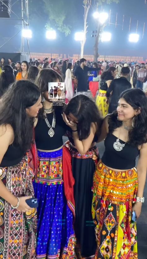 Grey Navratri Outfit, Garba Pics With Friends, Garba Pics, Simple Navratri Outfits, Navaratri Outfit Ideas, Navratri Fits, Navratri Poses, Navratri Pictures, Navratri Outfits