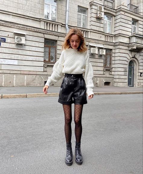 Dress With Tights And Sneakers, Winter Shorts Outfits, England Outfits, Leather Shorts Outfit, Look Con Short, Look Short, Wardrobe Tips, Outfits Chic, Nice Style