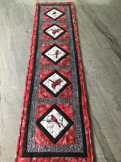 Paper Pieced Table Runner, Cardinal Quilts, Christmas Table Runners Patterns, Christmas Table Runner Ideas, Cardinal Table Runner, Table Runners Christmas, Quilted Placemat Patterns, Christmas Table Runner Pattern, Quilted Table Runners Christmas