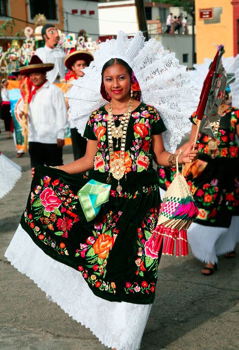 Young woman wearing the traditional festive dress of Juchitán, Oaxaca. Mexico Dress, Traditional Mexican Dress, Festive Dress, Mexican Traditions, Mexican Embroidery, Mexican Heritage, Mexican Outfit, Black Halloween Dress, America Latina