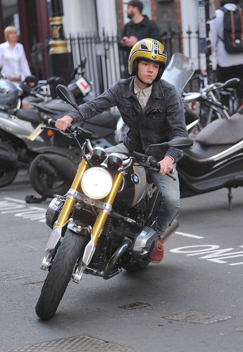 Thomas Sangster News on Twitter: "📸 Thomas Brodie-Sangster riding his bike recently in SoHo, London. 🏍 🚬💨 ☀️ (13-16)… " Thomas Brodie Sangster Motorcycle, Thomas Brodie Sangster Imagines, Maze Runner Thomas, Maze Runner Cast, Newt Maze Runner, Maze Runner Movie, Thomas Sangster, Brodie Sangster, Soho London