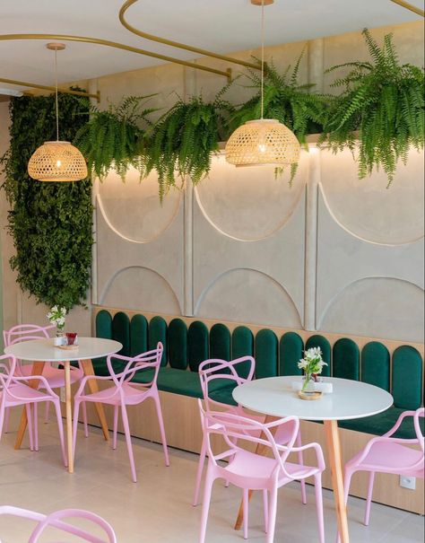 Pink And Green Restaurant Interior, Pink And Green Restaurant, Mini Cafe Design Interiors, Heladerias Ideas Decoracion, Brunch Pizza, Pink Restaurant, Cafe Design Inspiration, Cafeteria Design, Greens Restaurant