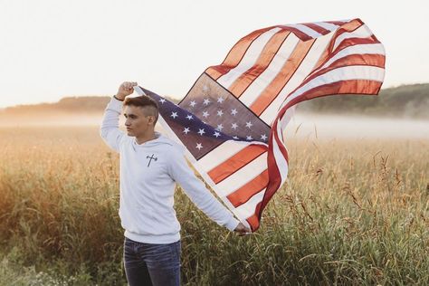 Boy Senior Pictures, Senior Picture Outfit Ideas, Photos In A Field, Flag Pictures, American Flag Pictures, Sunrise Photoshoot, Picture Outfit Ideas, High School Graduation Pictures, Senior Photos Boys