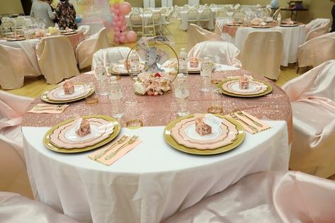 Event Decor Ideas, Party Decorations Table, Baby Shower Plates, 80th Birthday Decorations, Butterfly Baby Shower Theme, Gold Chargers, White Tablecloth, Gold Cutlery, Party Tables