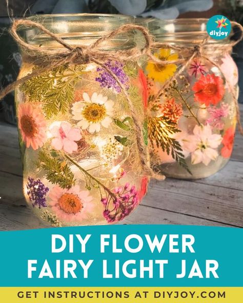 Do you have empty jars at home? Turn them into these beautiful flower fairy light jars! Find the instructions here. Flowers And Lights Decor, Diy Flower Fairy, Fairy Light Jar, Fairy Jars Diy, Fairy Lights In A Jar, Flower Fairy Lights, Crafts With Glass Jars, Mason Jar Projects, Pressed Flower Crafts