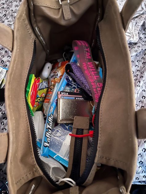 School Backpack Essentials, Everyday Bag Essentials, Pretty School Supplies, Inside Purse, What's In My Purse, In My Purse, School Bag Essentials, Backpack Essentials, Inside My Bag